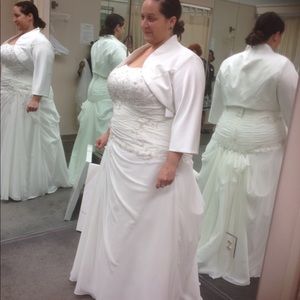 Beautiful wedding dress, veil, jacket (never worn)